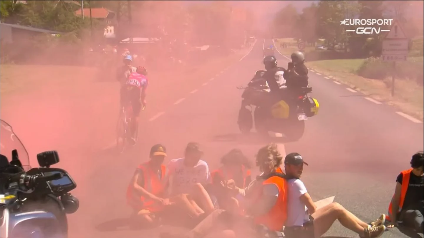 Una manifestación con nueve encadenados detiene la 10ª etapa del Tour de France Una manifestación con nueve encadenados detiene la 10ª etapa del Tour de France