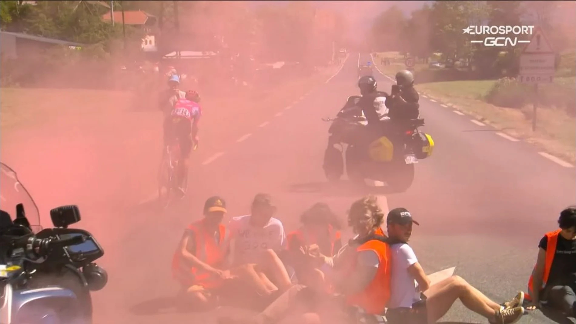 Una manifestación con nueve encadenados detiene la 10ª etapa del Tour de France