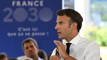 Macron, en Isère, este martes, donde ha respondido por su aparición en Uber Files