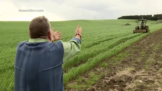 Así se puso de fango "hasta el culo" Alberto Chicote para evitar que Juanete huya del 'Mosto Tejero' en tractor Así se puso de fango "hasta el culo" Alberto Chicote para evitar que Juanete huya del 'Mosto Tejero' en tractor