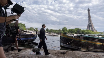 Alberto San Juan camina al borde del Sena en París durante el rodaje de 'Balenciaga'