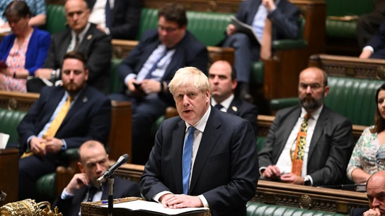 Boris Johnson bloquea la moción de censura del Partido Laborista Se aferra al cargo
