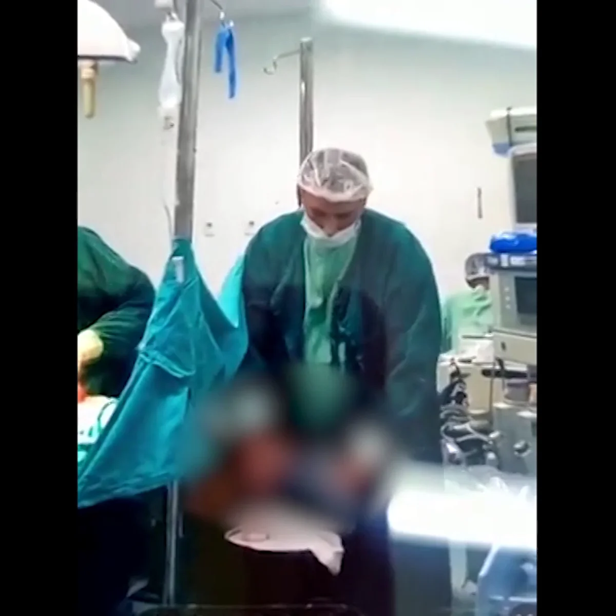 Graban a un anestesista violando a una mujer embarazada a la que sedó para dar a luz en Brasil