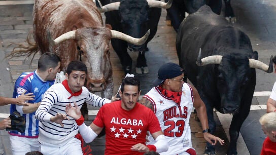 Los mozos corren durante el séptimo encierro de los Sanfermines ante los toros de la ganadería de Victoriano del Río Cortés, este miércoles en Pamplona. 