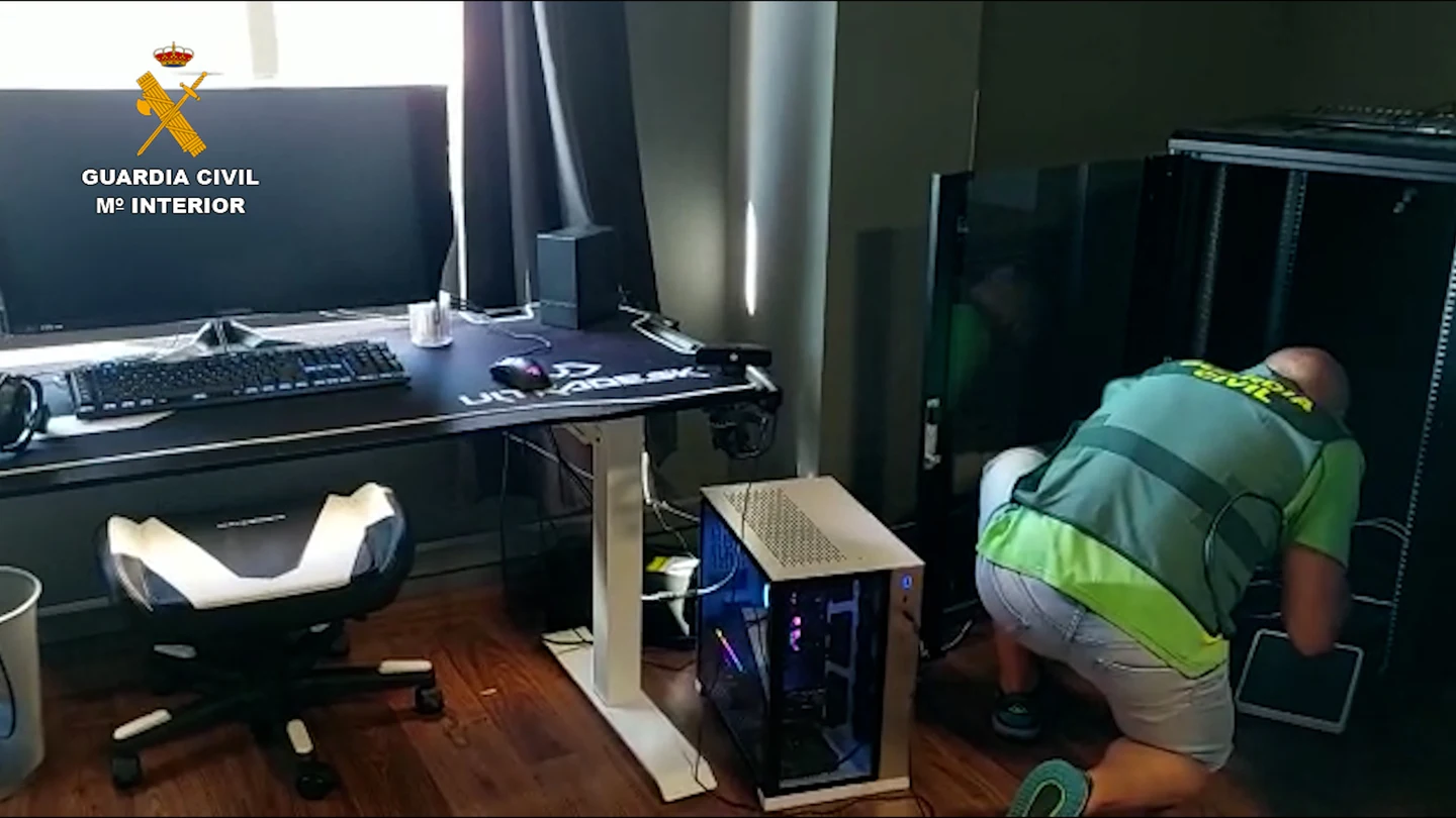 Un efectivo de la Guardia Civil inspecciona la oficina del falso representante de 'gamers' Un efectivo de la Guardia Civil inspecciona la oficina del falso representante de 'gamers'