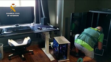 Un efectivo de la Guardia Civil inspecciona la oficina del falso representante de 'gamers'
