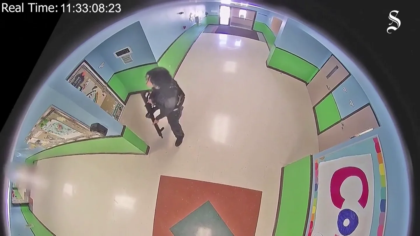 El vídeo de la matanza de Uvalde desde dentro: así entró el asesino y tardó en actuar la Policía El vídeo de la matanza de Uvalde desde dentro: así entró el asesino y tardó en actuar la Policía