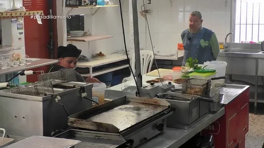 "Me tiras las croquetas a la cara y te las comes": Chicote estalla con la agresividad de María en el 'Mosto Tejero' "Me tiras las croquetas a la cara y te las comes": Chicote estalla con la agresividad de María en el 'Mosto Tejero'