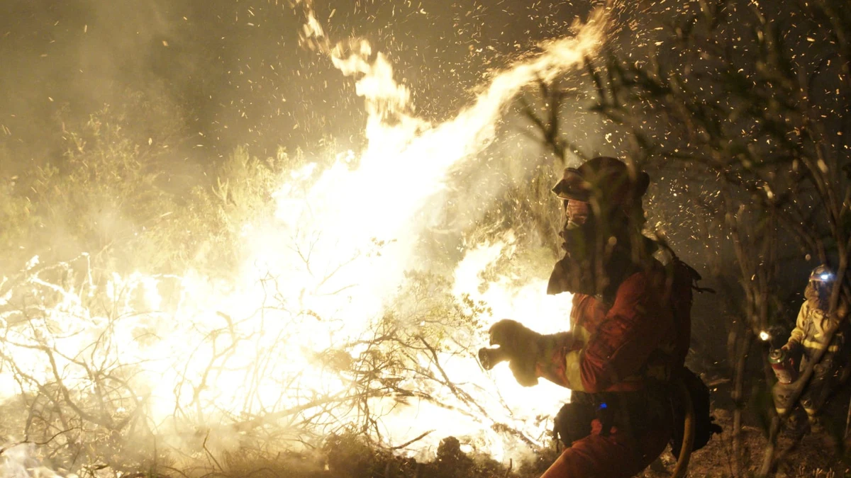 El fuego de Las Hurdes arrasa ya 3.500 hectáreas en Extremadura y Salamanca