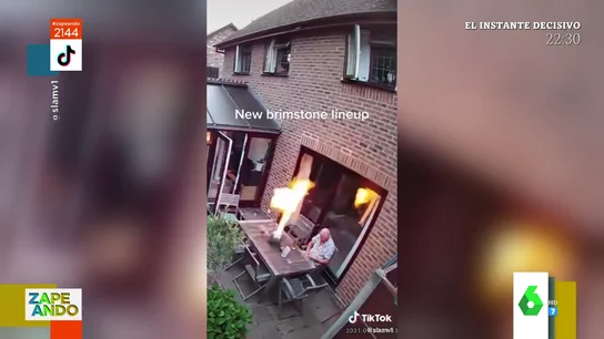 Un hombre corre al ver cómo se incendia su jardín Un hombre corre al ver cómo se incendia su jardín