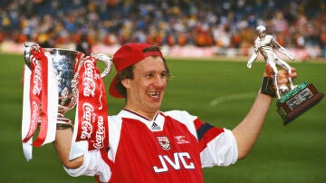 Paul Merson, celebrando un título con el Arsenal