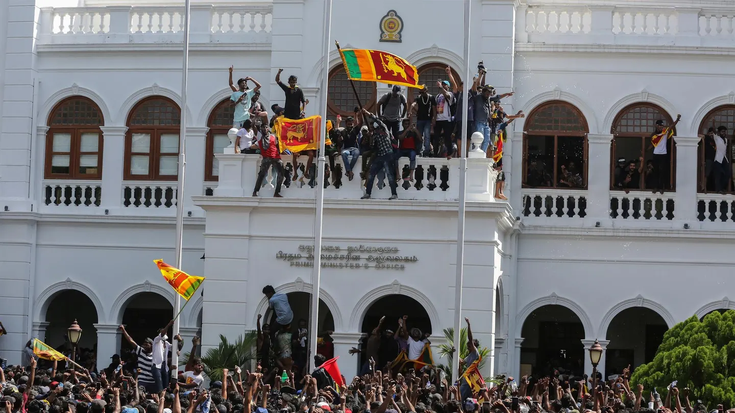 Los manifestantes irrumpen en la televisión nacional y en el Parlamento de Sri Lanka, mientras el presidente huye hacia Maldivas La situación empeora