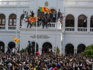 Los manifestantes irrumpen en la televisión nacional y en el Parlamento de Sri Lanka, mientras el presidente huye hacia Maldivas