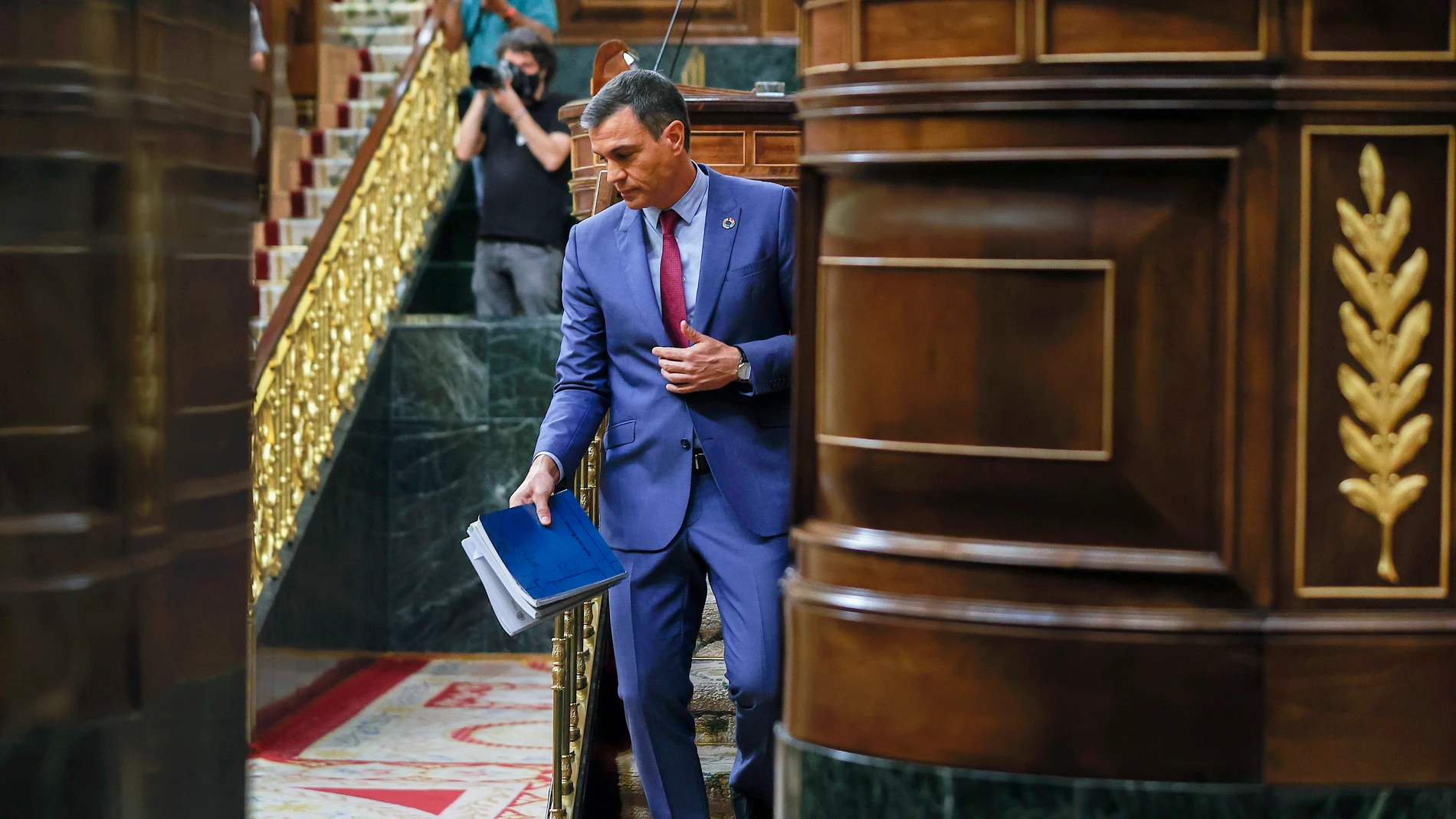 El presidente del Gobierno, Pedro Sánchez, baja de la tribuna del Congreso de los Diputados