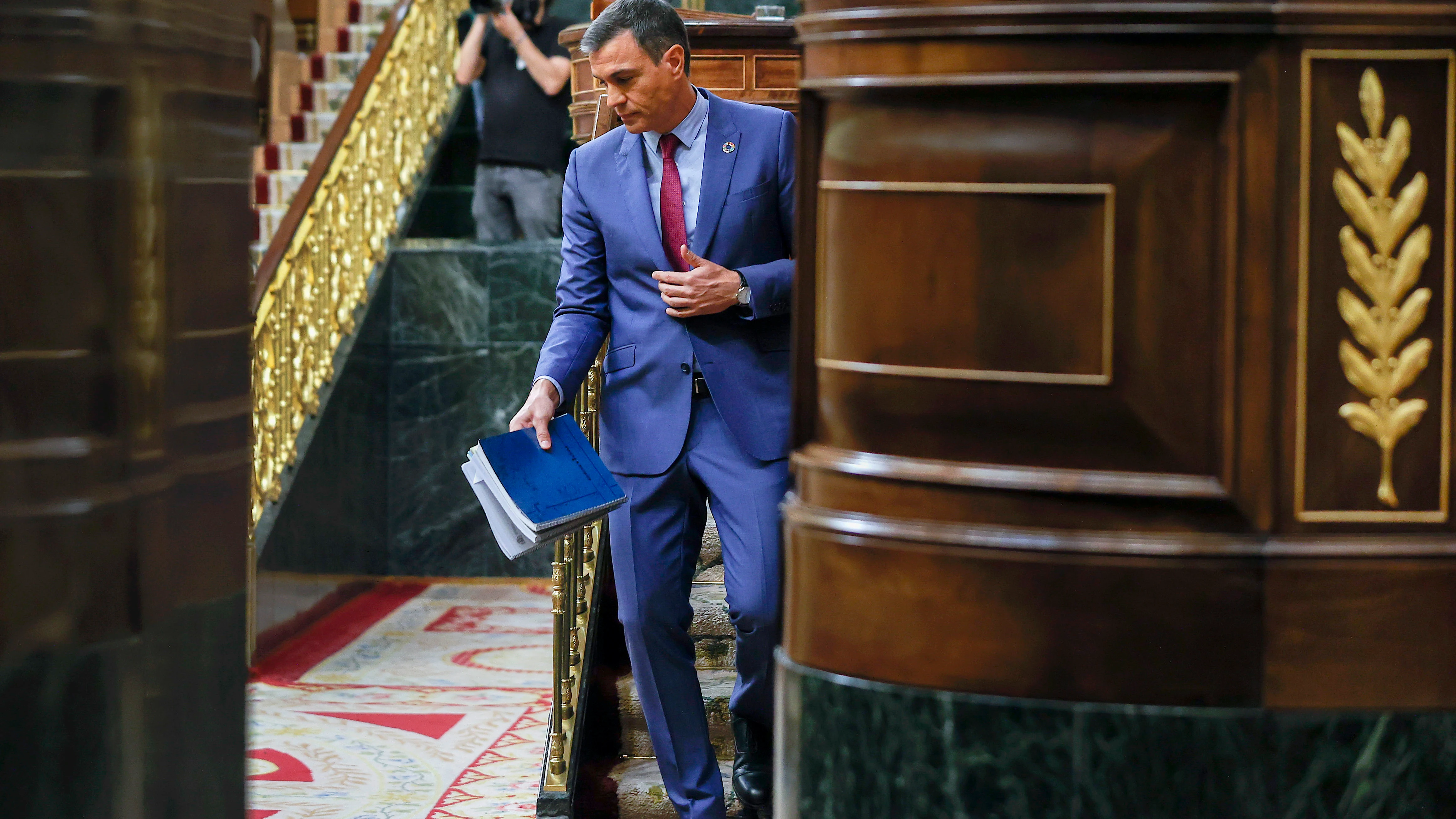 El presidente del Gobierno, Pedro Sánchez, baja de la tribuna del Congreso de los Diputados