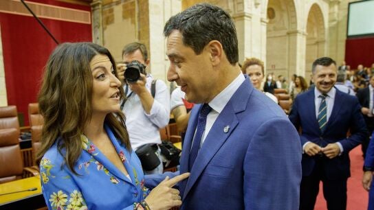  El presidente de la Junta en funciones, Juanma Moreno, conversa con la portavoz de Vox en la C&aacute;mara auton&oacute;mica, Macarena Olona, en el sal&oacute;n de plenos.