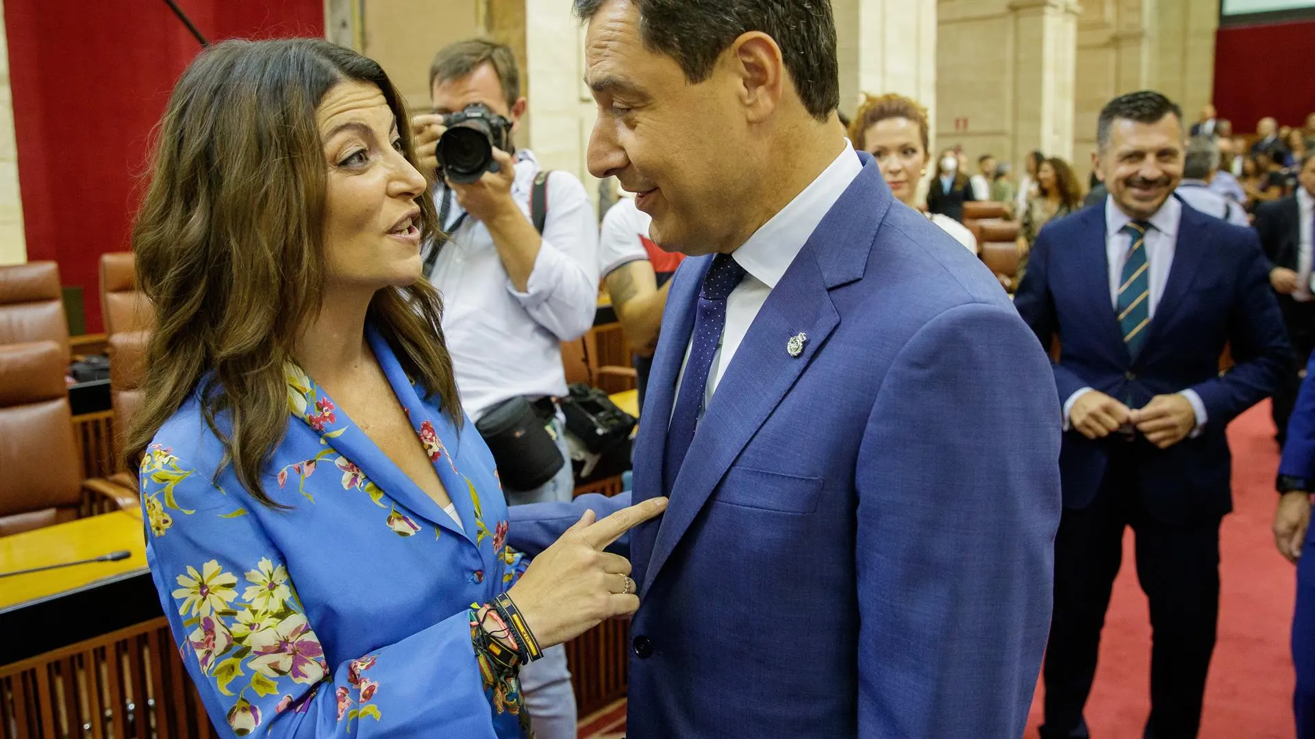 El presidente de la Junta en funciones, Juanma Moreno, conversa con la portavoz de Vox en la Cámara autonómica, Macarena Olona, en el salón de plenos. El presidente de la Junta en funciones, Juanma Moreno, conversa con la portavoz de Vox en la Cámara autonómica, Macarena Olona, en el salón de plenos.