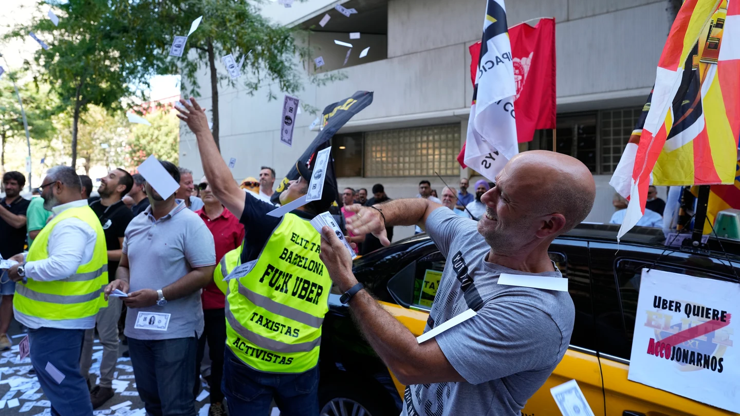Taxistas protestan frente a las puertas de la CNMC Taxistas protestan frente a las puertas de la CNMC