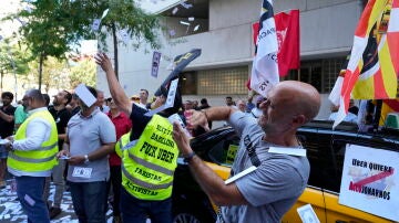 Taxistas protestan frente a las puertas de la CNMC