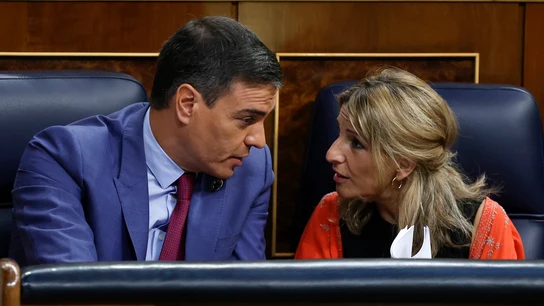 Pedro Sánchez conversa con la vicepresidenta segunda y ministra de Trabajo, Yolanda Díaz, durante la segunda jornada del debate sobre el Estado de la Nación Pedro Sánchez conversa con la vicepresidenta segunda y ministra de Trabajo, Yolanda Díaz, durante la segunda jornada del debate sobre el Estado de la Nación