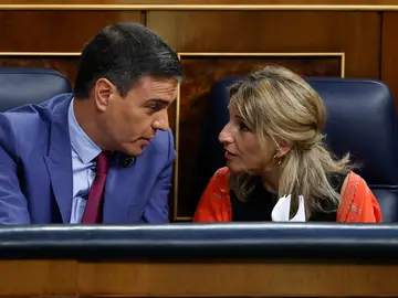 Pedro Sánchez conversa con la vicepresidenta segunda y ministra de Trabajo, Yolanda Díaz, durante la segunda jornada del debate sobre el Estado de la Nación