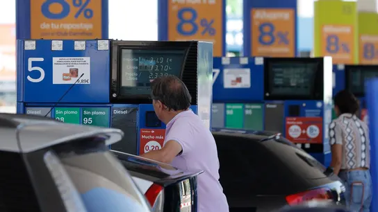 Foto de archivo de una gasolinera. El precio de la gasolina y del diésel baja de nuevo esta semana, aunque sigue por encima de los 2 euros