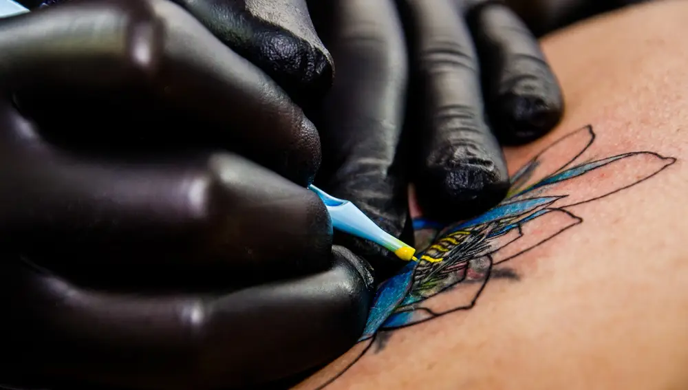 Tatuador haciendo una tatuaje