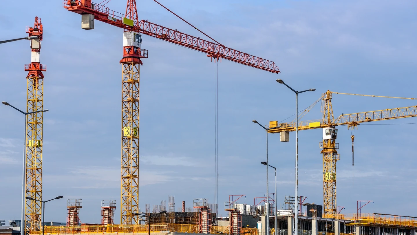 Grúas construyendo viviendas en España Grúas construyendo viviendas en España