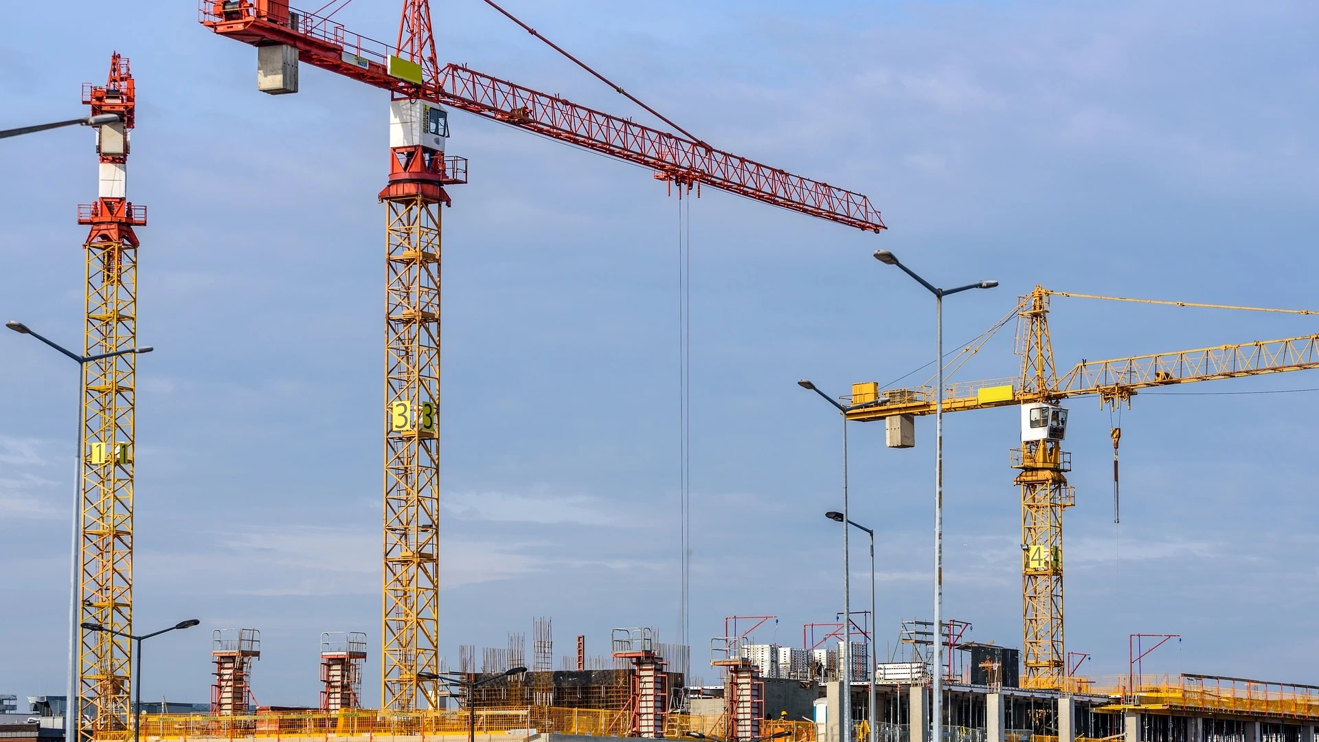 Grúas construyendo viviendas en España