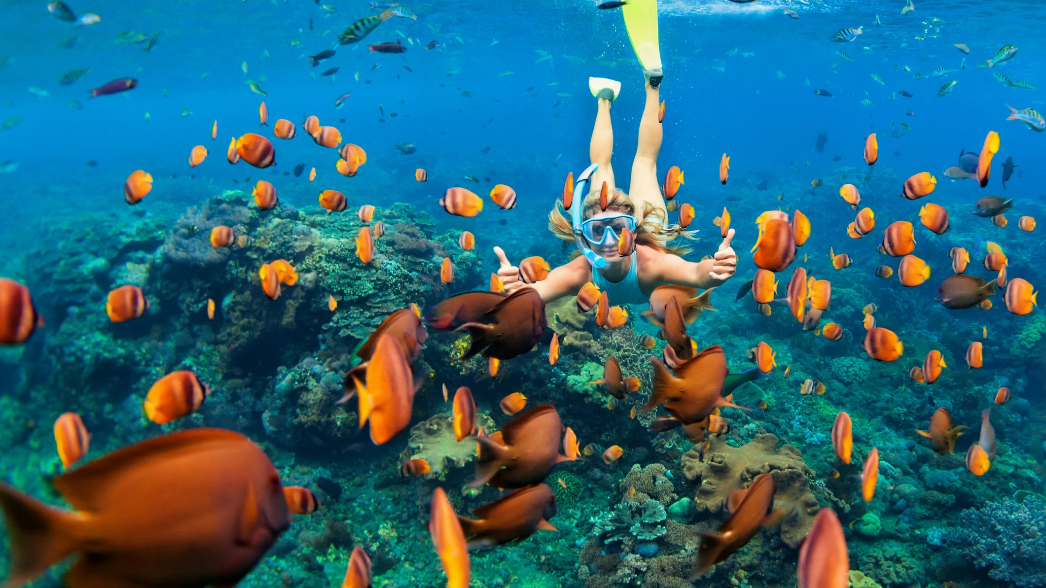 Chica haciendo snorkel