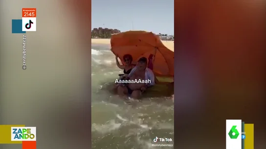 El cómico momento en el que un abuelo es engullido y tirado de su silla por una ola El cómico momento en el que un abuelo es engullido y tirado de su silla por una ola
