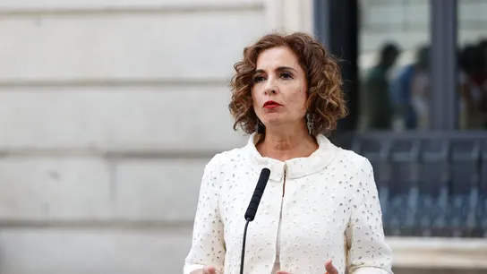 María Jesús Montero, ministra de Hacienda. El Gobierno prohibirá a empresas energéticas y bancos que trasladen los nuevos impuestos a los precios finales