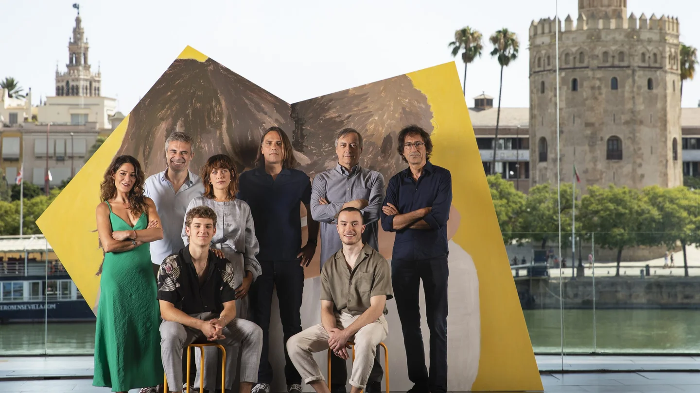 El equipo de la nueva serie original de Movistar Plus+ 'El hijo zurdo' posa ante el mural creado para la serie por Natalia Lasso El equipo de la nueva serie original de Movistar Plus+ 'El hijo zurdo' posa ante el mural creado para la serie por Natalia Lasso
