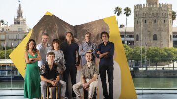 El equipo de la nueva serie original de Movistar Plus+ 'El hijo zurdo' posa ante el mural creado para la serie por Natalia Lasso