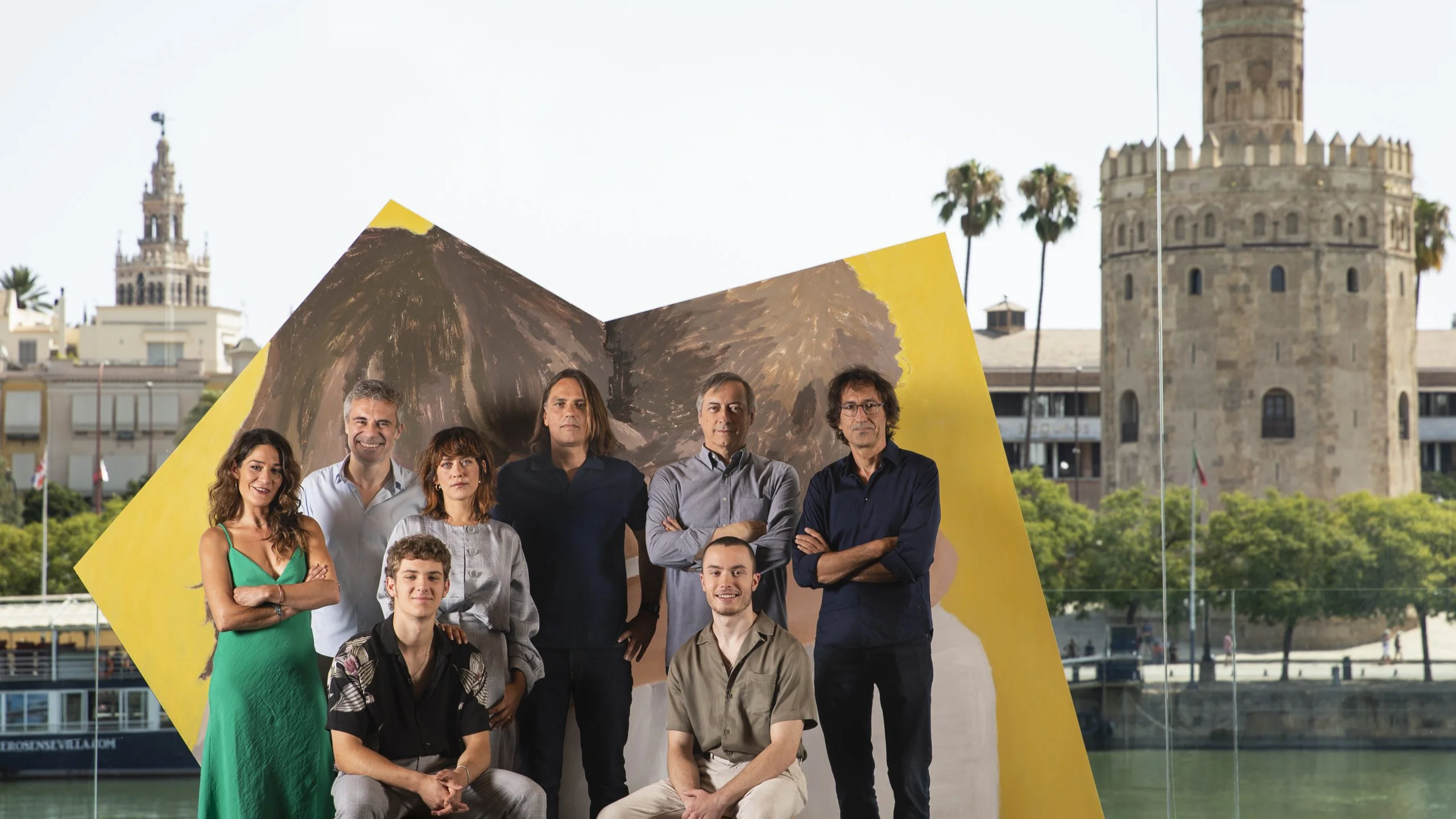 El equipo de la nueva serie original de Movistar Plus+ 'El hijo zurdo' posa ante el mural creado para la serie por Natalia Lasso