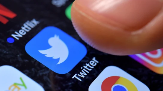 Un usuario abre la app de Twitter en su smartphone Un usuario abre la app de Twitter en su smartphone