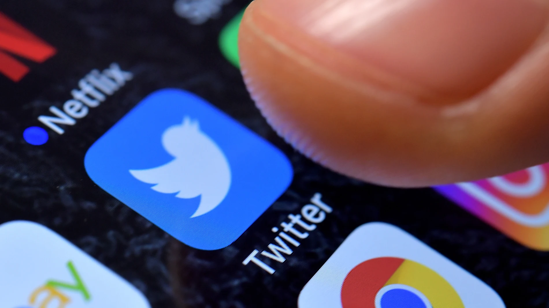 Un usuario abre la app de Twitter en su smartphone