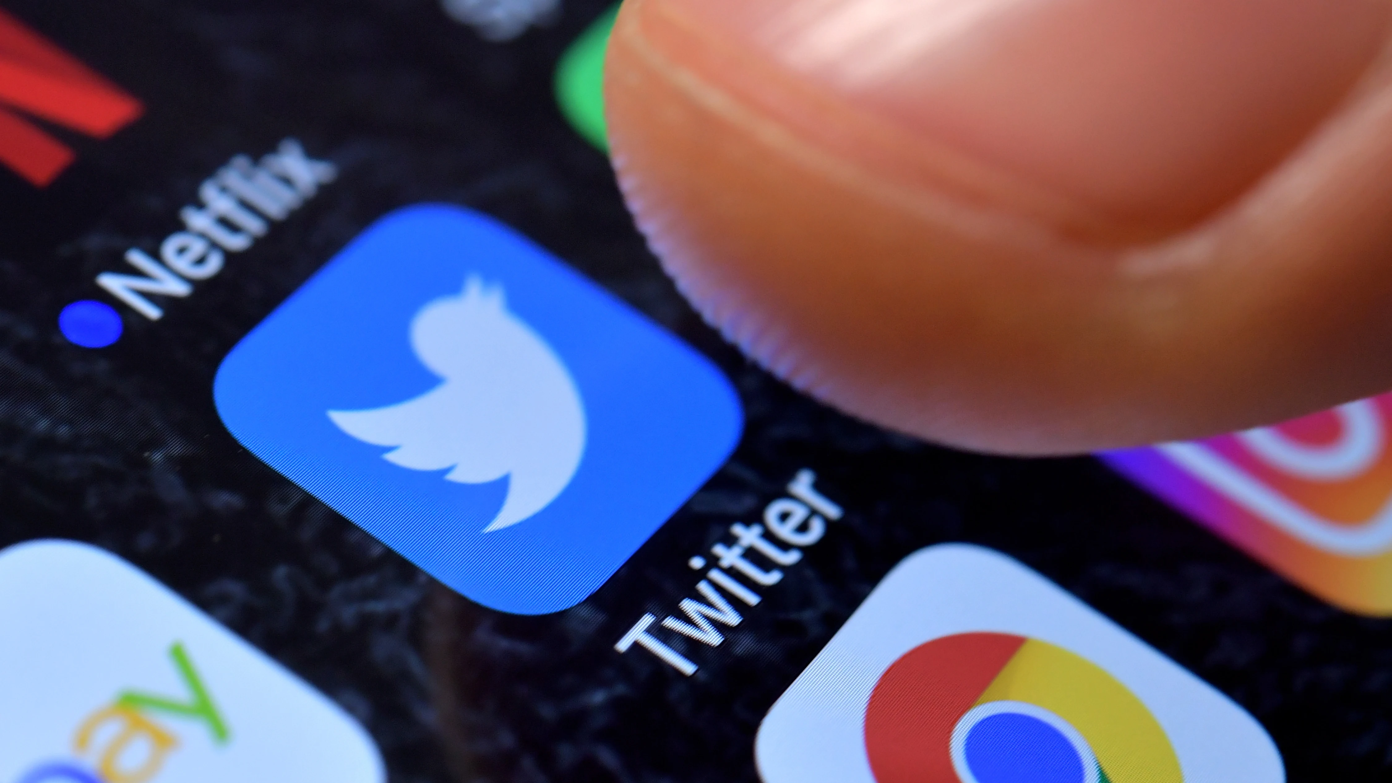 Un usuario abre la app de Twitter en su smartphone