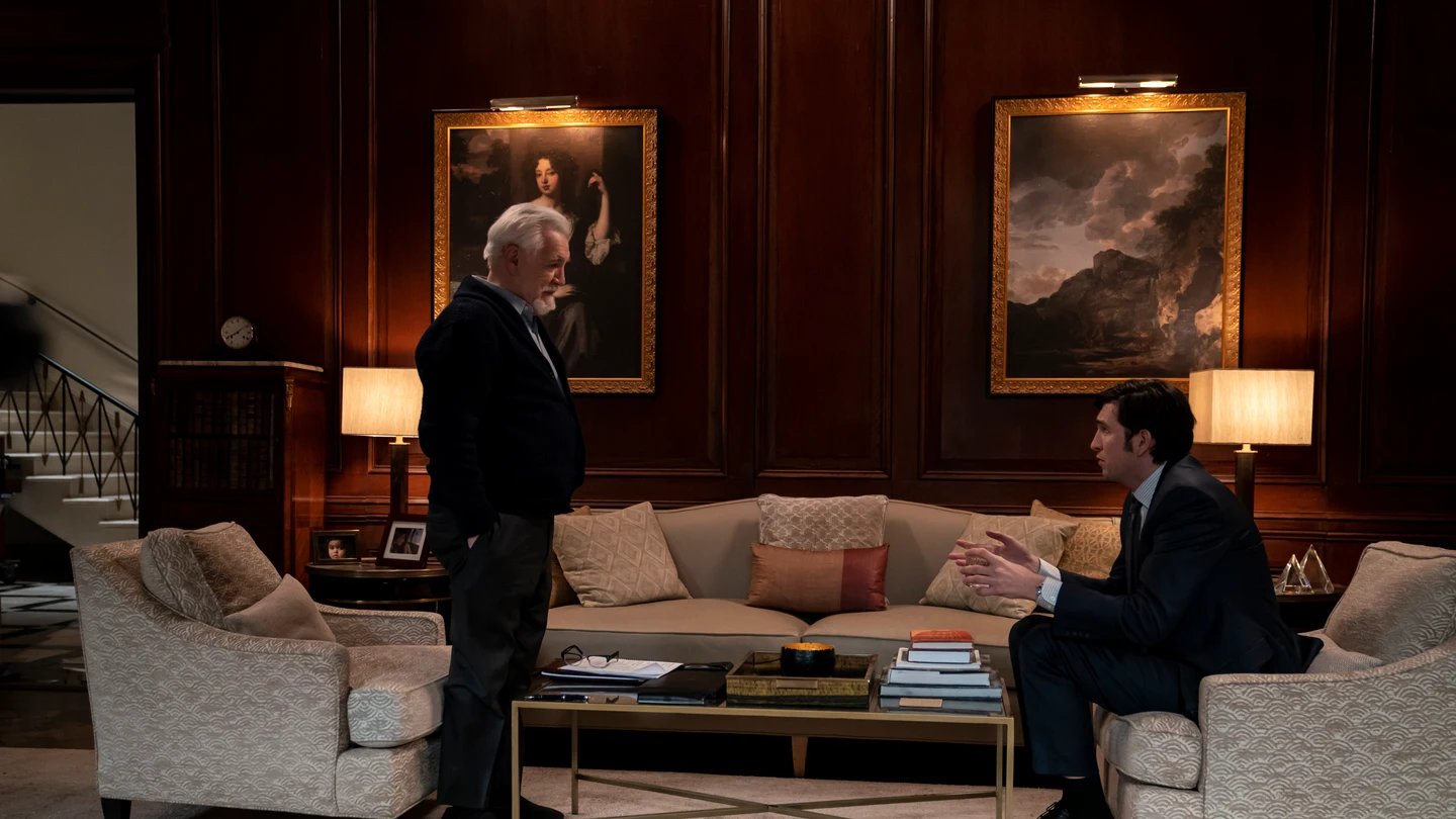 Brian Cox (Logan Roy) y Nicholas Braun (Greg) en una escena de la tercera temporada de 'Succession' Brian Cox (Logan Roy) y Nicholas Braun (Greg) en una escena de la tercera temporada de 'Succession'