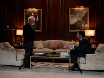 Brian Cox (Logan Roy) y Nicholas Braun (Greg) en una escena de la tercera temporada de &#39;Succession&#39;