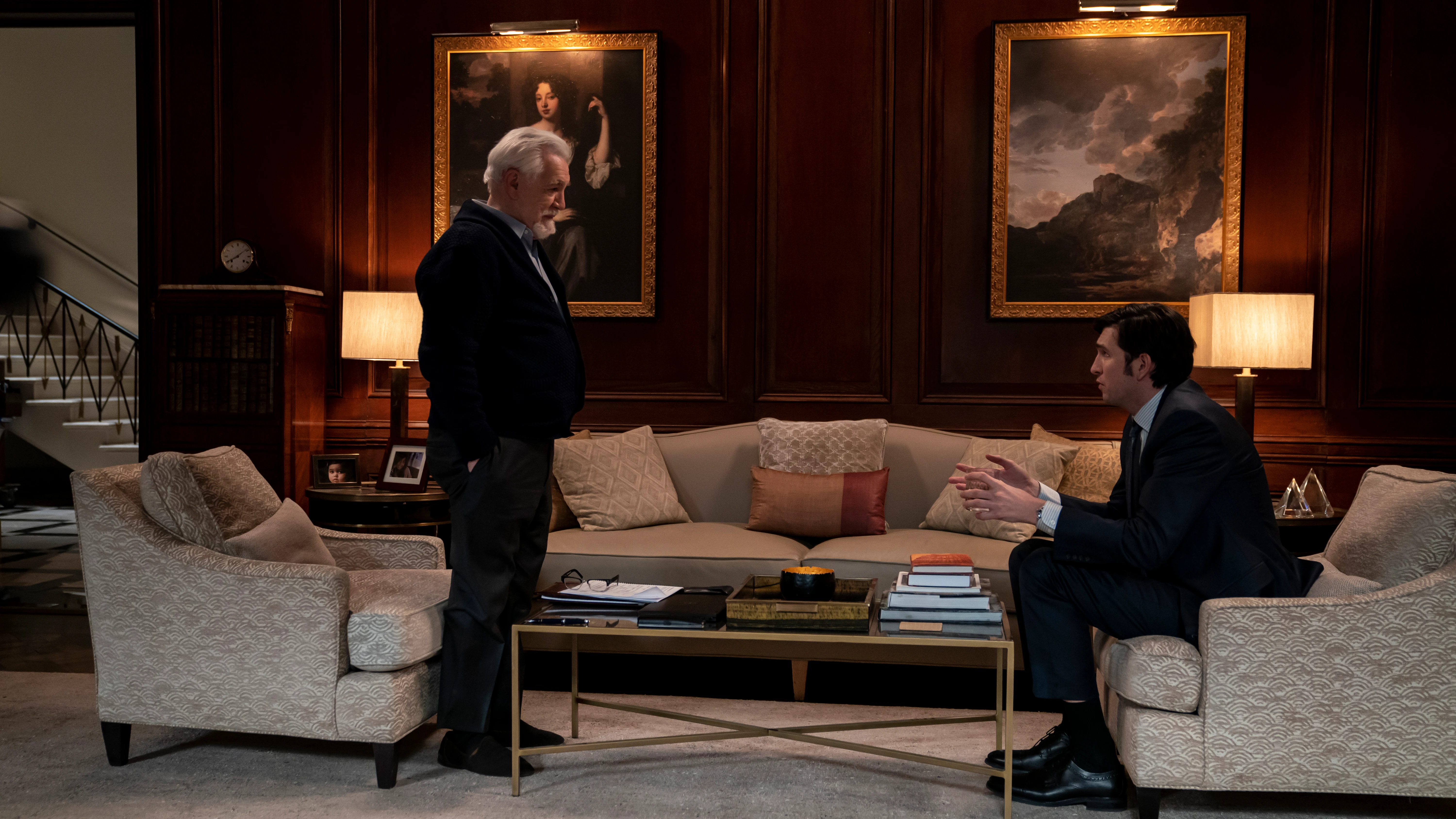 Brian Cox (Logan Roy) y Nicholas Braun (Greg) en una escena de la tercera temporada de 'Succession'
