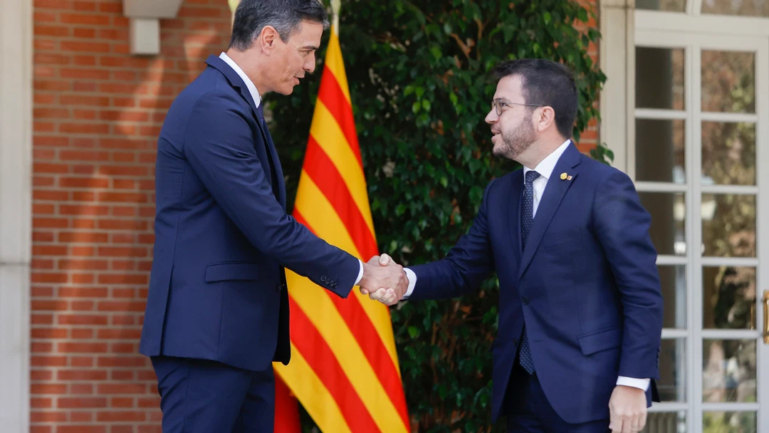 El presidente del Gobierno, Pedro Sánchez, recibe al presidente de la Generalitat de Cataluña, Pere Aragonès