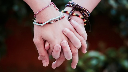 Imagen de archivo de manos entrelazadas Imagen de archivo de manos entrelazadas