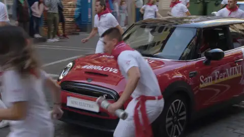 Trece Minis eléctricos sustituyeron a los toros en un peculiar encierro previo a San Fermín Trece Minis eléctricos sustituyeron a los toros en un peculiar encierro previo a San Fermín