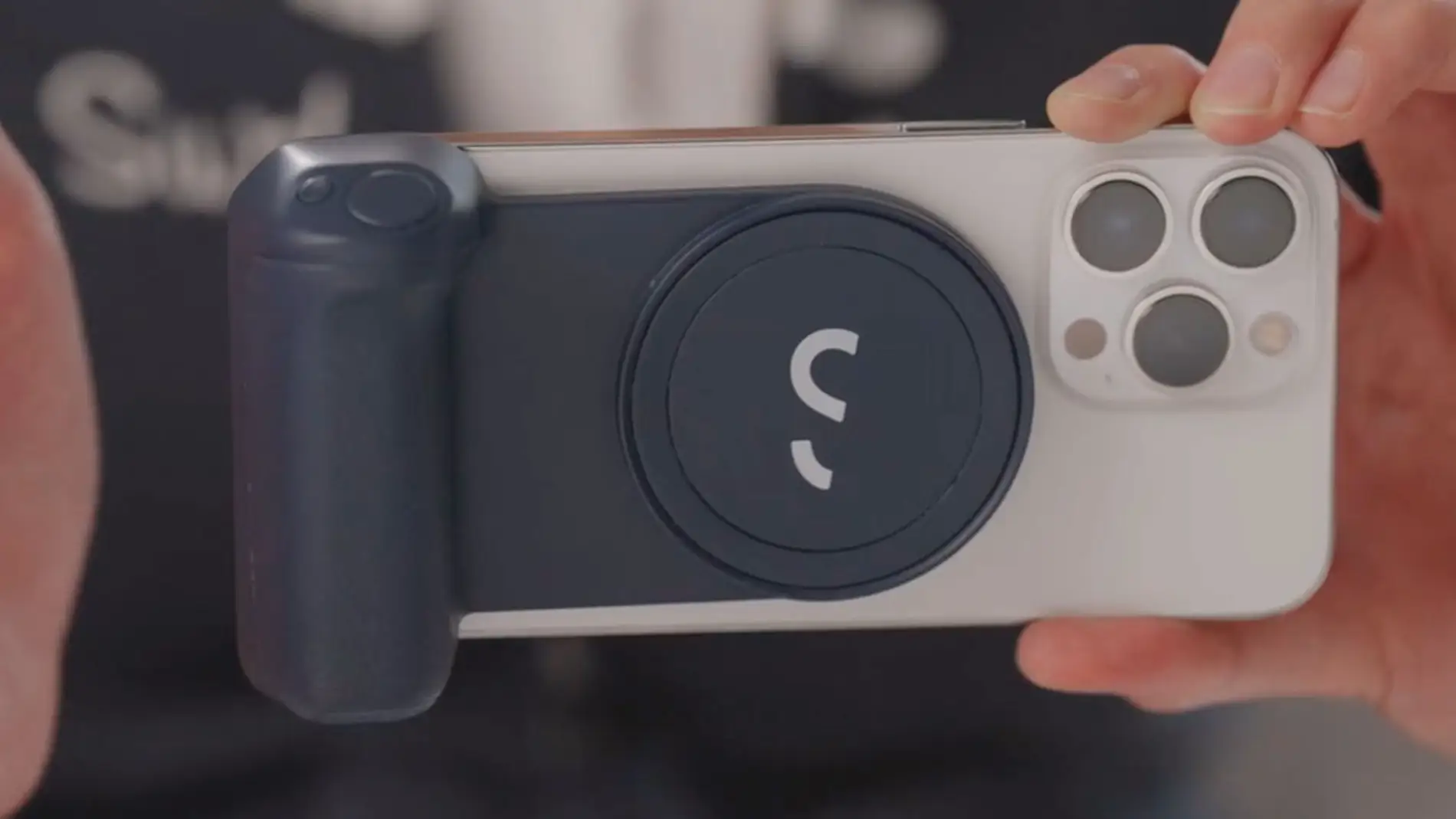 Con este accesorio tu iPhone convierte cualquier cámara analógica en digital