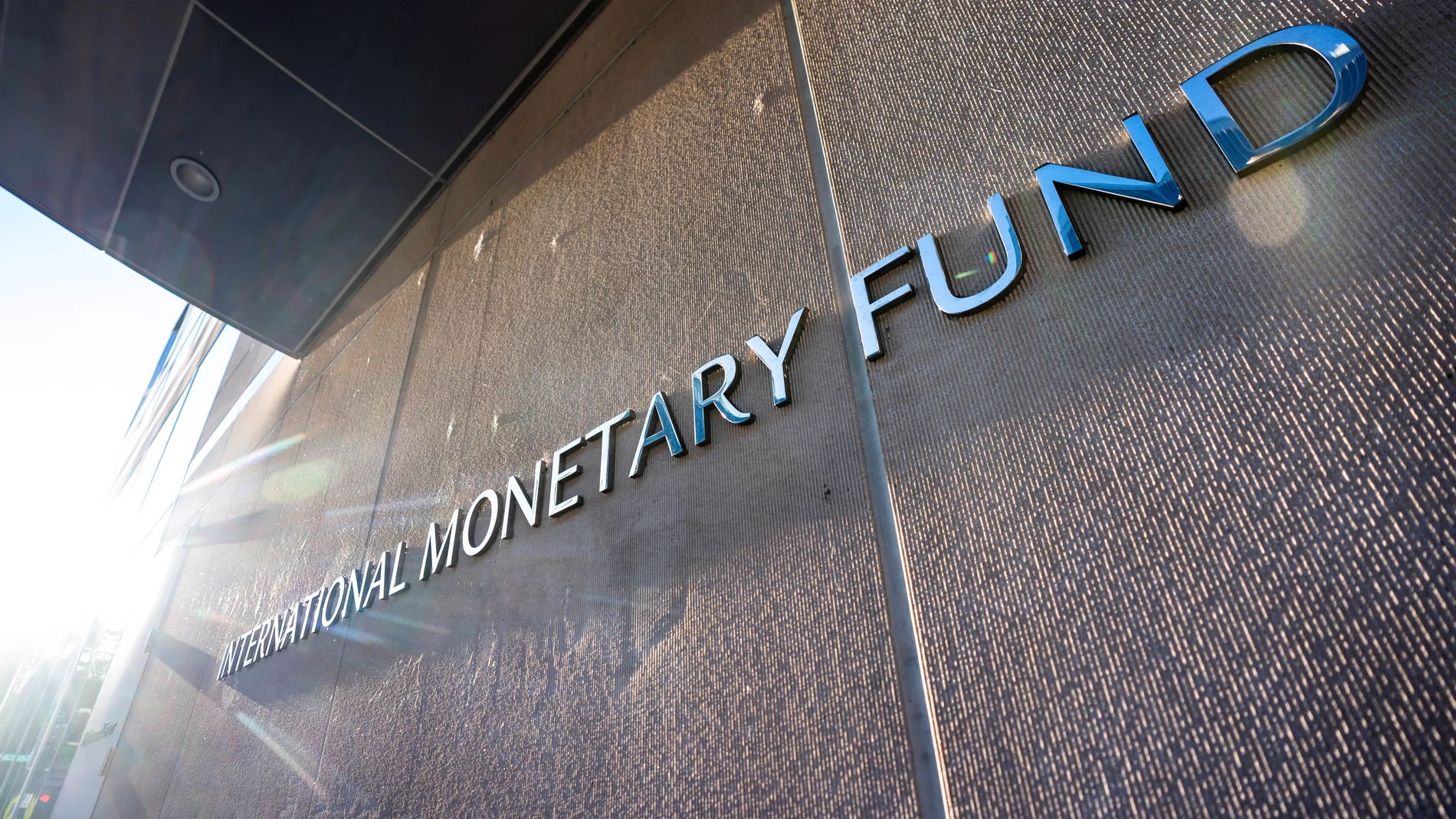 Una señal del Fondo Monetario Internacional en su sede en Washington, en una fotografía de archivo