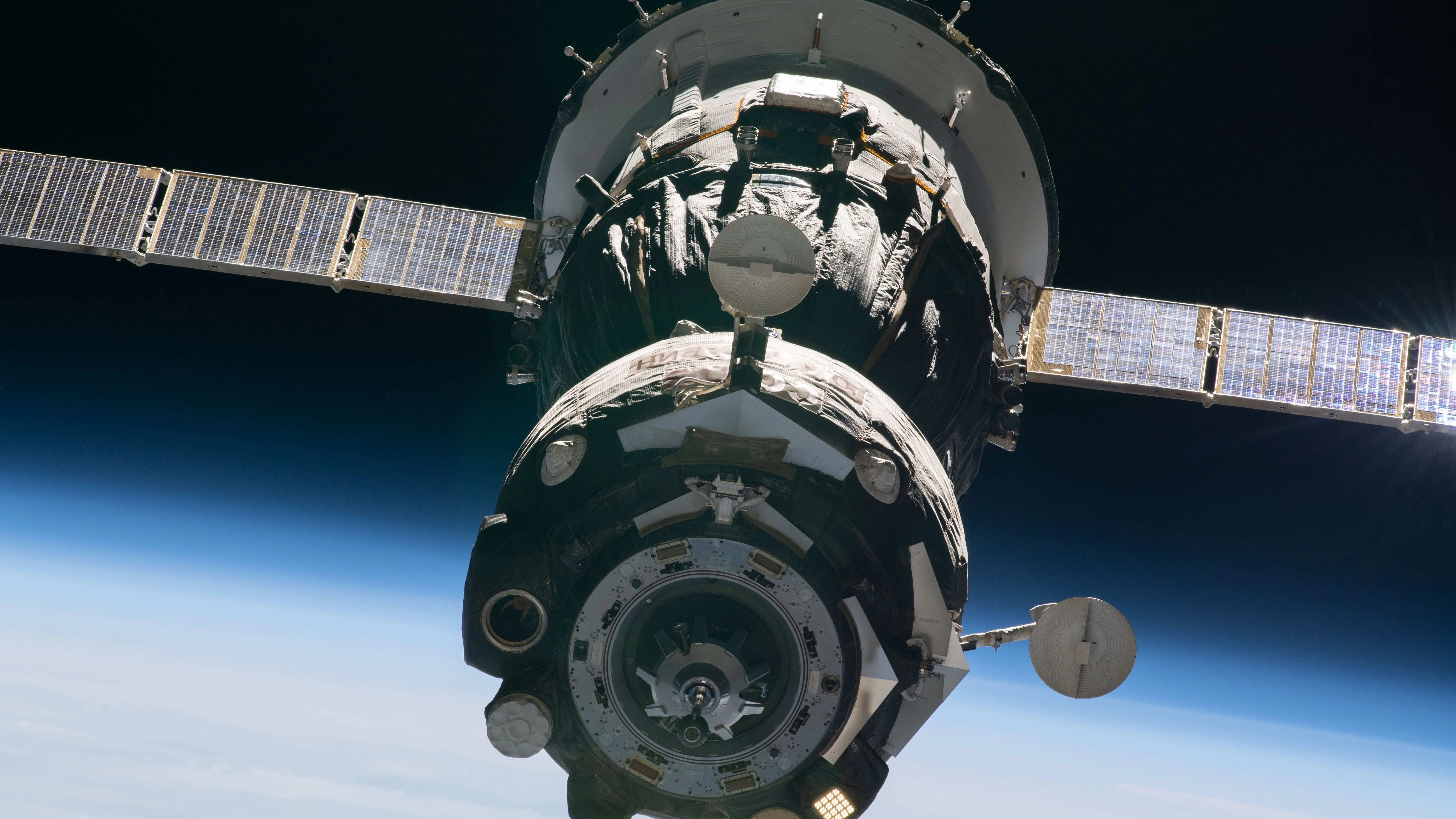 Imagen de archivo de la nave rusa Soyuz MS-18 de camino a la Estación Espacial Internacional. Imagen de archivo de la nave rusa Soyuz MS-18 de camino a la Estación Espacial Internacional.