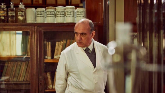 En 'Santa Evita', Francesc Orella interpreta al médico español Pedro Ara que embalsamó a Eva Perón