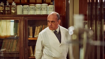 En 'Santa Evita', Francesc Orella interpreta al médico español Pedro Ara que embalsamó a Eva Perón