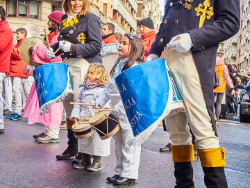 Niños celebrando la tamborrada de San Sebastián